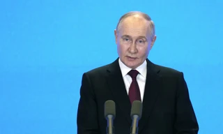 Tổng thống Nga Vladimir Putin bài phát biểu tại Triển lãm Nga-Trung lần thứ 8 và Diễn đàn Nga-Trung về hợp tác liên vùng lần thứ 4 tại Cáp Nhĩ Tân, Trung Quốc, ngày 17/5. (Ảnh: Sputnik)
