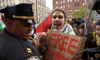 Cảnh sát và người biểu tình tại ĐH Columbia. (Ảnh: Reuters)