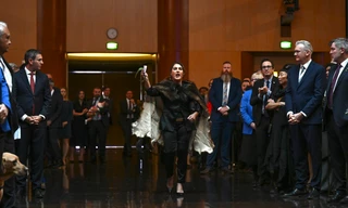 Thượng nghị sĩ Lidia Thorpe hét lên để phản đối Vua Charles trong Nghị viện Úc ngày 21/10. (Ảnh: AP)