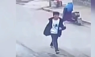 Hình ảnh cuối cùng của cậu bé Wang được camera an ninh ghi lại. (Ảnh: Weibo)