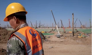 Một công nhân làm việc tại công trường xây dựng ga Hùng An nối thủ đô Bắc Kinh với tỉnh Hà Bắc tháng 3/2019. (Ảnh: Reuters)