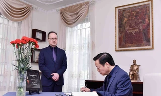 Phó Thủ tướng Trần Hồng Hà ghi sổ tang tưởng niệm các nạn nhân vụ khủng bố ở Nga ngày 22/3. (Ảnh: Nguyên Hồng)