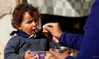 Một đứa trẻ Palestine phải sơ tán đến thành phố Rafah, phía nam Dải Gaza, ngày 20/2. (Ảnh: Reuters)