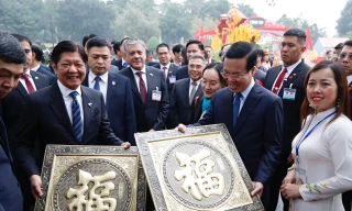 Chủ tịch nước Võ Văn Thưởng cùng Tổng thống Philippines tham quan Hoàng thành Thăng Long