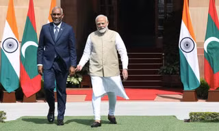 Thủ tướng Ấn Độ Narendra Modi đón Thủ tướng Maldives đến New Delhi ngày 7/10. (Ảnh: EPA)