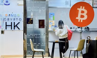 Một cô gái đứng trước quầy giao dịch tiền điện tử ở Hong Kong, Trung Quốc, ngày 22/1. (Ảnh: Reuters)