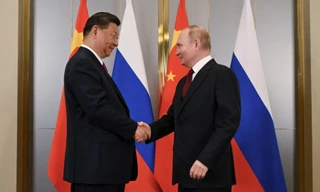 Tổng thống Nga Vladimir Putin gặp Chủ tịch Trung Quốc Tập Cận Bình bên lề thượng đỉnh SCO tại Astana ngày 3/7. (Ảnh: Sputnik)