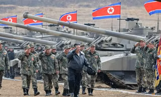 Chủ tịch Triều Tiên trong cuộc diễn tập của lực lượng xe tăng Triều Tiên hôm 13/3. (Ảnh: KCNA)