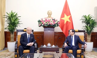 Bộ trưởng Ngoại giao Bùi Thanh Sơn tiếp Cố vấn đặc biệt Liên minh nghị sỹ hữu nghị Nhật-Việt Takebe Tsutomu ngày 22/7. (Ảnh: Mofa)