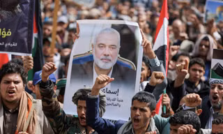 Người biểu tình giơ cao tấm áp phích có hình thủ lĩnh Hamas bị ám sát Ismail Haniyeh trong cuộc biểu tình thể hiện sự đoàn kết với người Palestine ở bên ngoài văn phòng Liên Hợp Quốc tại Yemen ngày 3/8. (Ảnh: Reuters)