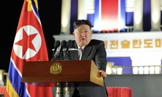 Chủ tịch Triều Tiên Kim Jong Un phát biểu tại lễ bàn giao 250 bệ phóng tên lửa mới cho quân đội ngày 4/8. (Ảnh: KCNA)