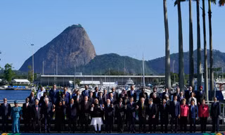 Các nhà lãnh đạo G20 chụp ảnh chung tại hội nghị ở Rio de Janeiro. (Ảnh: AP)