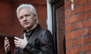 Julian Assange phát biểu với báo chí từ ban công Đại sứ quán Ecuador ở London năm 2017. (Ảnh: Getty)