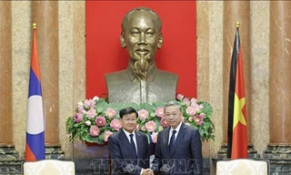 Chủ tịch nước Tô Lâm tiếp đồng chí Thongloun Sisoulith, Tổng Bí thư, Chủ tịch nước Lào. (Ảnh: TTXVN)