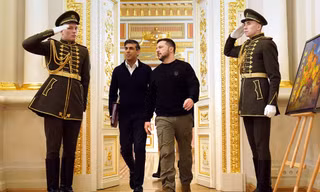 Thủ tướng Anh Rishi Sunak cùng Tổng thống Ukraine Volodymir Zelensky trong chuyến thăm Kiev trong tháng này. (Ảnh: NYT) 