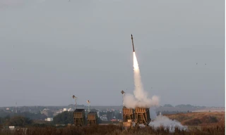 Lực lượng Israel bắn tên lửa từ hệ thống phòng thủ Vòm Sắt gần thành phố Sderot ở miền phía nam để đánh chặn tên lửa phóng từ Dải Gaza 13/5/2023. (Ảnh: Getty)