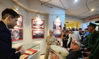 3 cựu chiến binh Pháp cùng Quốc vụ khanh Bộ Quốc phòng Pháp trong chuyến thăm thăm Bảo tàng Chiến thắng lịch sử Điện Biên Phủ ngày 5/5. (Ảnh: ĐTĐ)