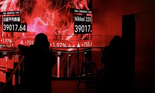 Màn hình điện tử hiển thị chỉ số bình quân Nikkei trong tòa nhà ở Tokyo ngày 22/2. (Ảnh: Reuters)