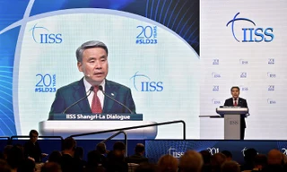 Ông Lee Jong-sup phát biểu tại Đối thoại Shangri-La ở Singapore tháng 6/2023, khi đang là bộ trưởng quốc phòng Hàn Quốc. (Ảnh: Reuters)