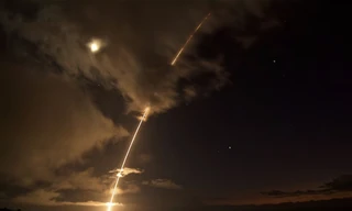 Một tên lửa đạn đạo tầm trung được phóng ở khu vực thử nghiệm trên vùng biển ngoài khơi Hawaii, trước khi bị chặn bởi tên lửa phóng từ tàu khu trục Mỹ USS John Paul Jones ngày 29/8/2017. (Ảnh: US Navy)