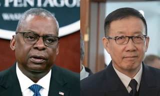 Bộ trưởng Quốc phòng Mỹ Lloyd Austin và người đồng cấp Trung Quốc Đổng Quân. (Ảnh: AP)