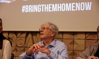Cựu chánh án Tòa án Tối cao Israel Aharon Barak tại cuộc họp báo cùng một số gia đình con tin ở Tel Aviv ngày 3/11/2023. (Ảnh: Reuters)