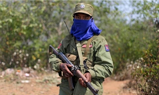 Một thành viên Quân đội Liên minh dân chủ quốc gia Myanmar (MNDAA) cầm súng canh gác gần căn cứ quân sự ở Kokang tháng 3/2015. (Ảnh: Reuters)