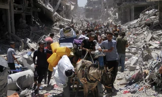 Người dân Palestine di chuyển đồ đạc sau khi khu vực trại tị nạn Jabalia bị đột kích ngày 31/5. (Ảnh: Reuters)