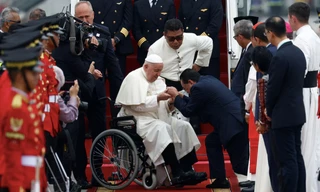 Giáo hoàng Francis được chào đón khi đến sân bay Jakarta. (Ảnh: Reuters)