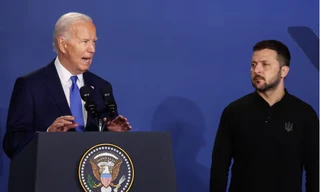 Tổng thống Ukraine Volodymyr Zelenskiy lắng nghe Tổng thống Mỹ Joe Biden phát biểu tại cuộc họp bên lề hội nghị thượng đỉnh kỷ niệm 75 năm thành lập NATO tại Washington ngày 11/7. (Ảnh: Reuters)