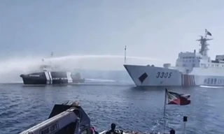 Philippines cáo buộc tàu Trung Quốc dùng vòi rồng ngăn cản tàu tiếp tế vào cấu trúc tranh chấp ở Biển Đông. (Ảnh: QĐ Philippines)