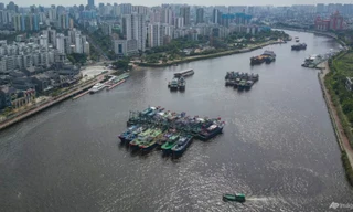 Các tàu neo đậu ở đảo Hải Nam để đối phó với siêu bão. (Ảnh: AP)