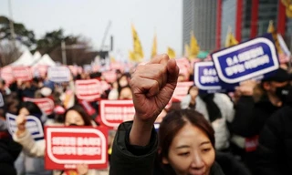 Các bác sĩ Hàn Quốc biểu tình ở Seoul ngày 3/3. (Ảnh: Reuters)