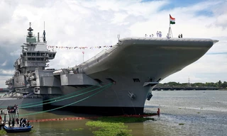 Các sĩ quan Hải quân Ấn Độ đứng trên sàn đáp của tàu sân bay tự chế đầu tiên của nước này ngày 2/9/2022. (Ảnh: Reuters)