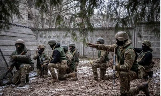 Các tình nguyện viên Ukraine được huấn luyện ở Kiev ngày 9/1. (Ảnh: Reuters)