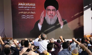 Người Li-băng nghe Tổng thư ký Hezbollah Hassan Nasrallah phát biểu qua màn hình ngày 3/11/2023. (Ảnh: AP)