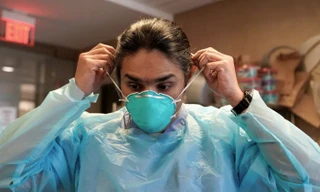 Một bác sĩ đang đeo khẩu trang N95 tại bệnh viện ở Oklahoma năm 2021. (Ảnh: Reuters)