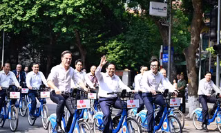 Thủ tướng Phạm Minh Chính và Thủ tướng Hà Lan Mark Rutte cùng đạp xe ở Hà Nội trong dịp gặp vào tháng 11/2023. (Ảnh: Như Ý)