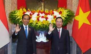 Chủ tịch nước Võ Văn Thưởng và Tổng thống Indonesia Joko Widodo chụp ảnh chung trước cuộc hội đàm ngày 12/1. (Ảnh: Như Ý)