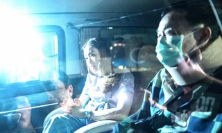 Cựu Thủ tướng Thái Lan Thaksin Shinawatra ngồi cạnh con gái Paetongtarn Shinawatra khi họ rời bệnh viện cảnh sát ngày 18/2. (Ảnh: Reuters)