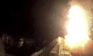 Hình ảnh tàu HMS Diamond của Hải quân Anh bắn tên lửa Sea Viper để tiêu diệt một máy bay không người lái trên Biển Đỏ ngày 16/12/2023. (Ảnh: BQP Anh)