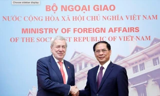 Bộ trưởng Ngoại giao Bùi Thanh Sơn và Bộ trưởng Ngoại giao Chile Alberto Van Klaveren chụp ảnh chung trước cuộc hội đàm ngày 25/8. (Ảnh: Mofa)