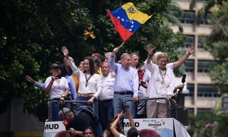 Lãnh đạo phe đối lập Maria Corina Machado và ứng cử viên phe đối lập Edmundo Gonzalez vẫy tay chào những người ủng hộ ngày 30/7. (Ảnh: Reuters)