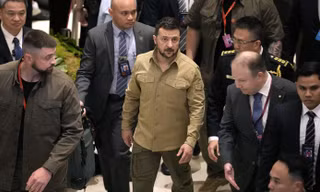 Tổng thống Ukraine Volodymir Zelensky đến dự Đối thoại Shangri-La ở Singapore với trang phục thời chiến thường thấy. (Ảnh: Reuters)