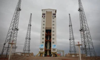 Vệ tinh Simorgh (Phoenix) 2 tầng của Iran trên bệ phóng tại địa điểm không được tiết lộ. (Ảnh: BQP Iran)