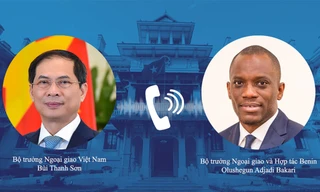 Bộ trưởng Ngoại giao Bùi Thanh Sơn và Bộ trưởng Ngoại giao và Hợp tác Benin Olushegun Adjadi Bakari. (Ảnh: Mofa)