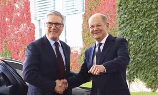 Thủ tướng Đức Olaf Scholz và Thủ tướng Anh Keir Starmer. (Ảnh: Independent)