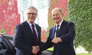 Thủ tướng Đức Olaf Scholz và Thủ tướng Anh Keir Starmer. (Ảnh: Independent)