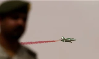 Một chiếc máy bay phản lực Ả-rập Xê-út bay qua Hafar Al-Batin trong cuộc tập trận Abdullah's Sword. (Ảnh: Reuters)