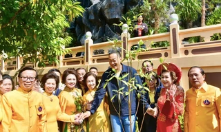 Thủ tướng Thái Lan Srettha trồng cây tại Khu tưởng niệm Chủ tịch Hồ Chí Minh